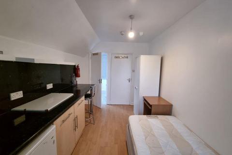 Studio to rent, Station Road, Winchmore Hill, London, N21