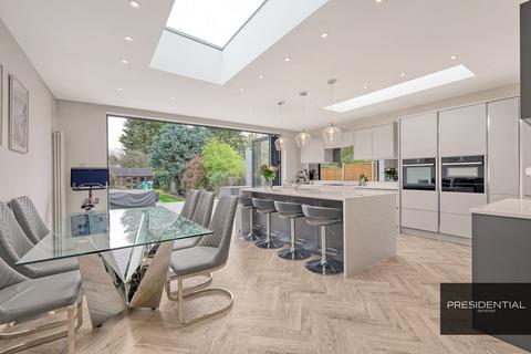 22 Spring Grove, Loughton, IG10 4QD