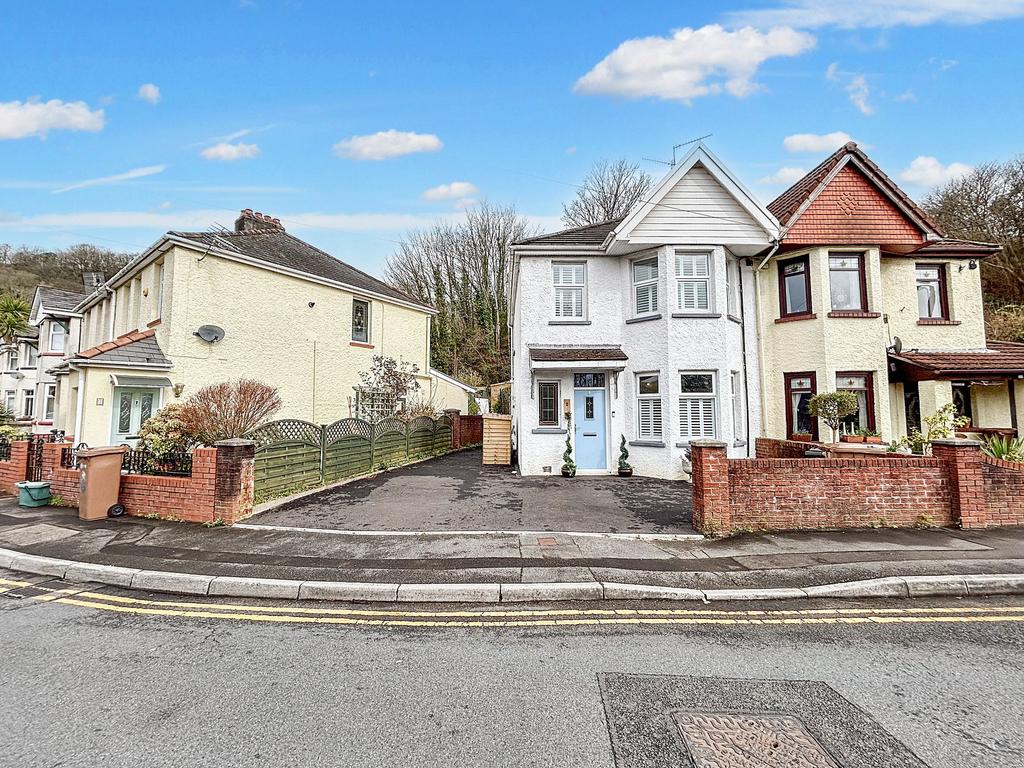 Herbert Avenue, Risca, NP11 3 bed semidetached house for sale £215,000
