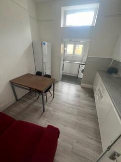 3 bedroom apartment to rent, Caledonian road, London, N7