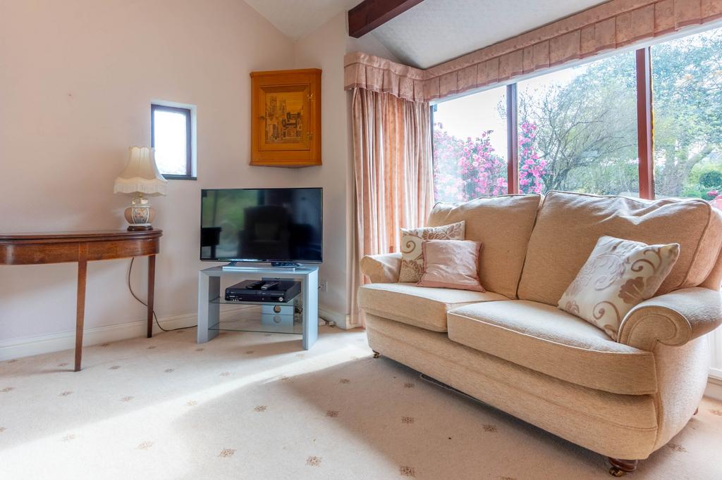 Sitting room/dining room