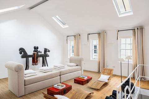 3 bedroom mews for sale, London SW1X