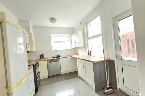 3 bedroom terraced house to rent, Fairfax Drive, Westcliff-on-Sea SS0