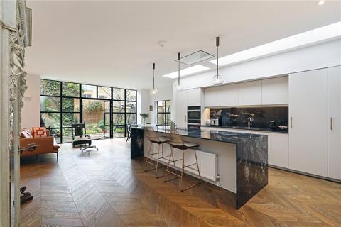 18 Whitehall Gardens, London, W3 9RD