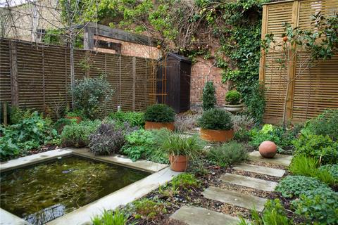 18 Whitehall Gardens, London, W3 9RD