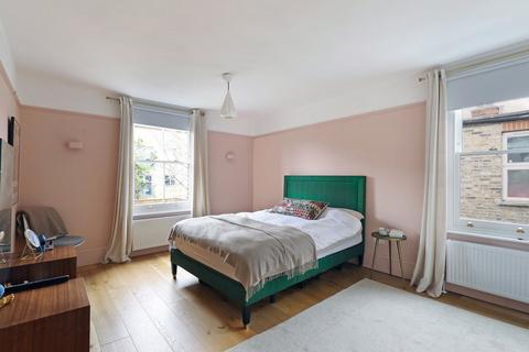 18 Whitehall Gardens, London, W3 9RD