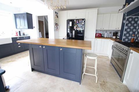 3 bedroom house for sale, Christchurch Road, Barton On Sea, Hampshire, BH25
