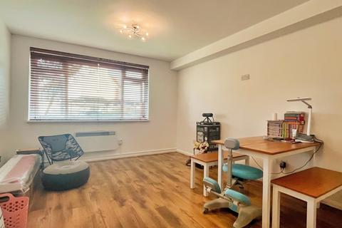 2 bedroom flat for sale, Benhill Wood Road, Sutton SM1