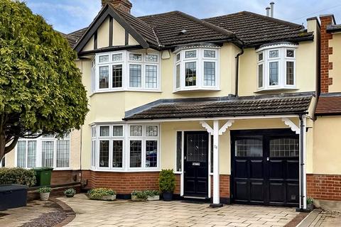28 Havering Drive, Romford, RM1 4BH