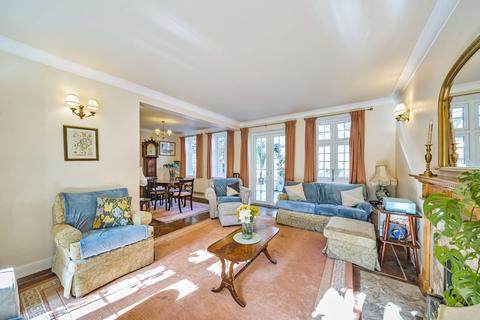 2 Chaundrye Close, London, SE9 5QB