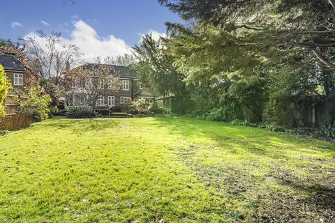 2 Chaundrye Close, London, SE9 5QB