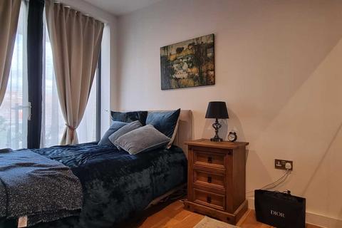 Studio to rent, Triumph House, London W3