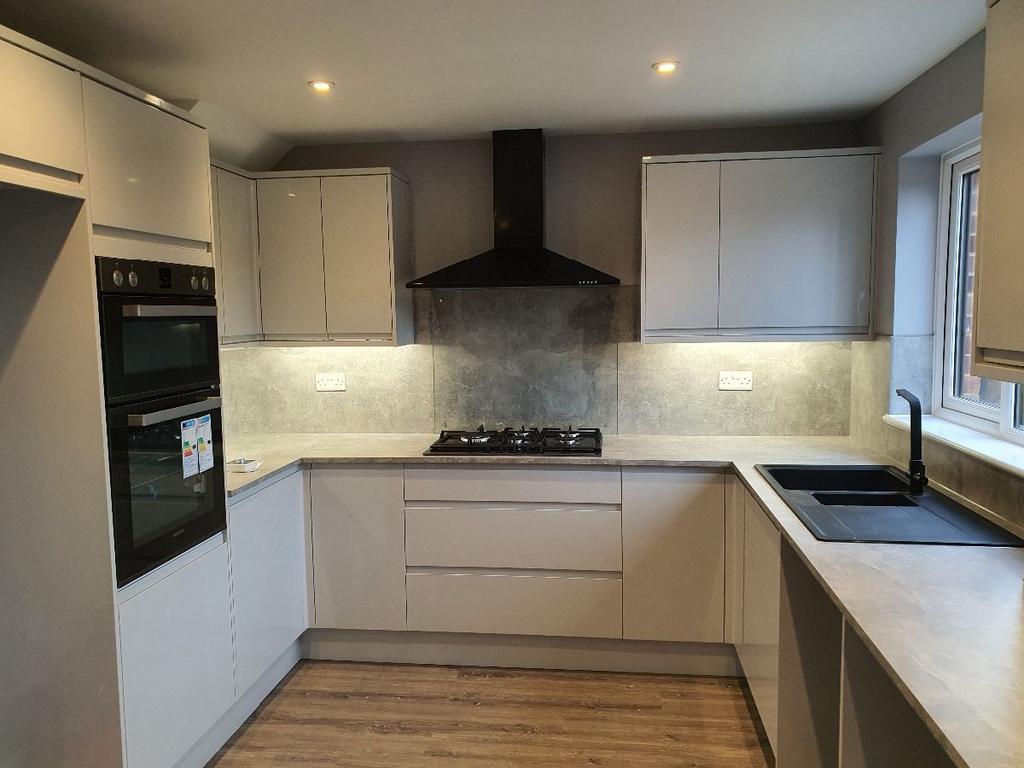 James Road, Cuxton, Rochester 3 bed semidetached house £1,700 pcm (£
