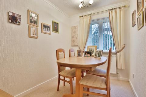 2 bedroom ground floor flat for sale, Gullane Drive, Hull, HU6 7XQ