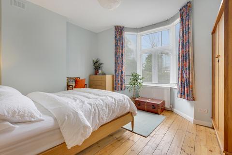 2 bedroom flat for sale, Trinity Road, Bowes Park, London, N22