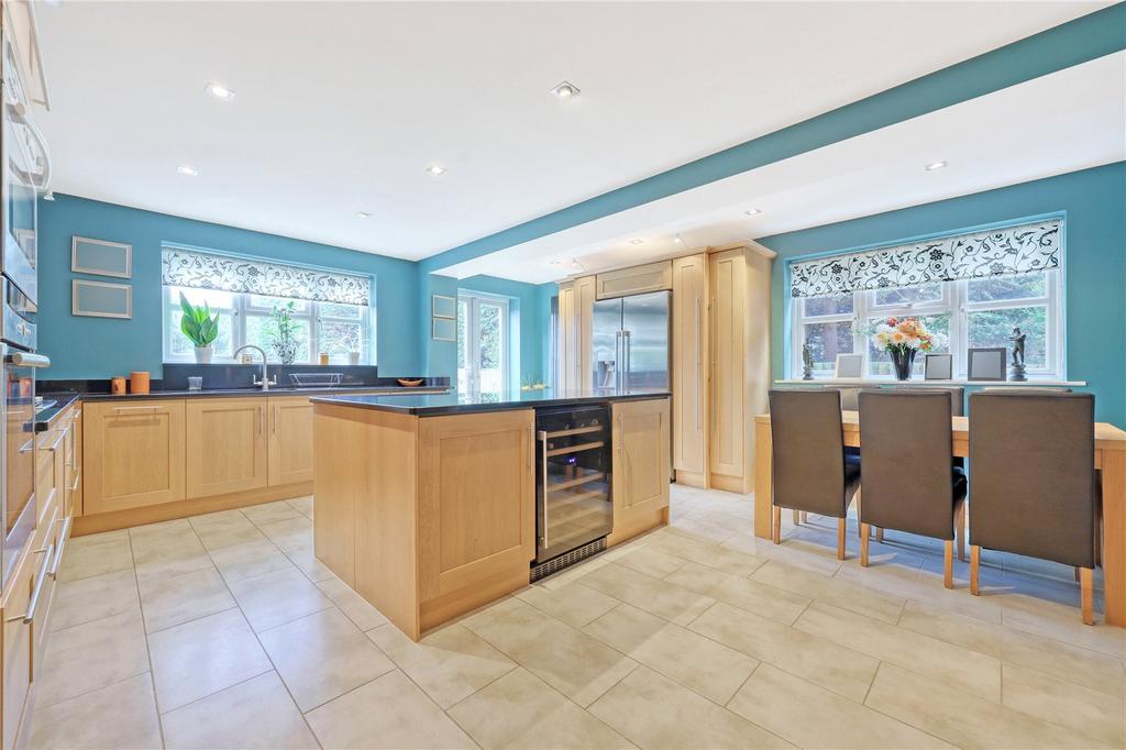 Hillside Road, Eastwood, LeighonSea, Essex, SS9 5 bed detached house