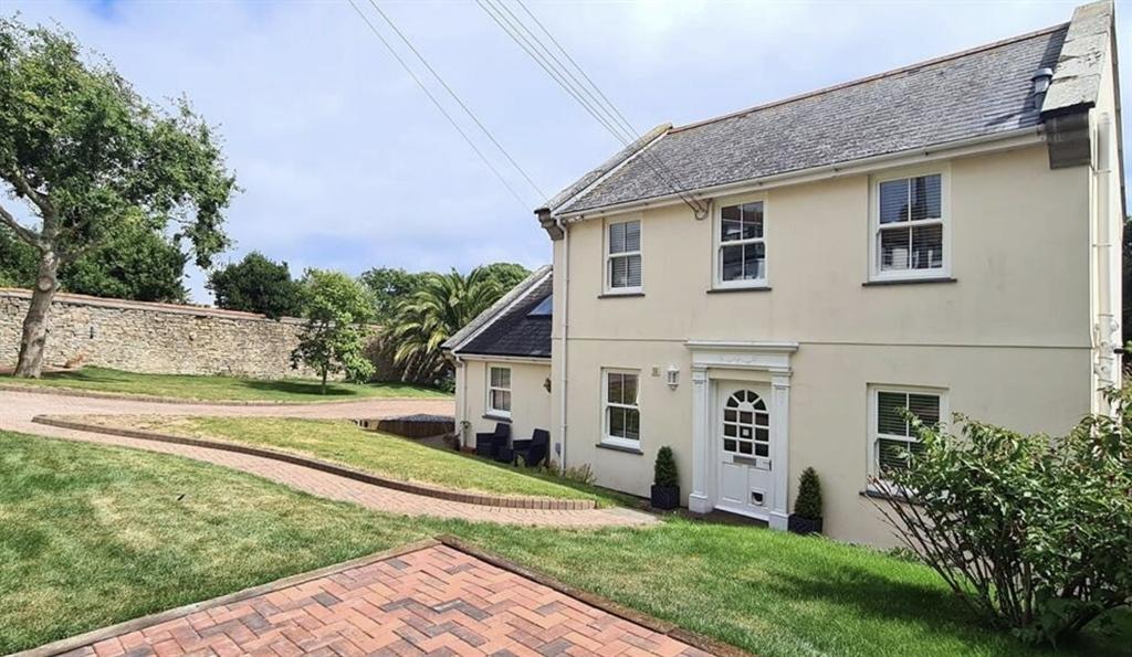 Kings Road, Penzance TR18 3 bed detached house for sale £635,000