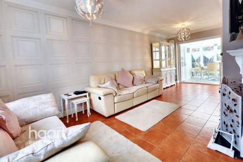 10 Plashet Gardens, Brentwood, CM13 2BS