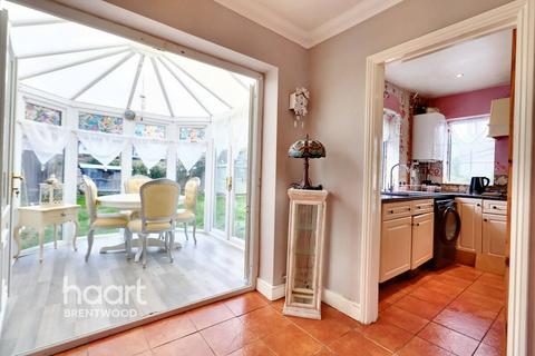 10 Plashet Gardens, Brentwood, CM13 2BS