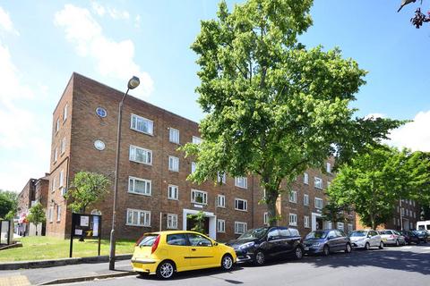 3 bedroom flat to rent, Woodfarrs, Camberwell, London, SE5