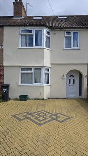3 bedroom semi-detached house to rent, Waye Avenue, Hounslow TW5