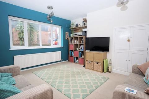 2 bedroom end of terrace house for sale, Kings Road, Lee-On-The-Solent, PO13