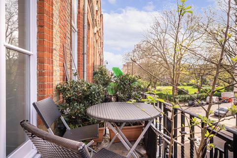 1 bedroom flat for sale, Nevern Square, London