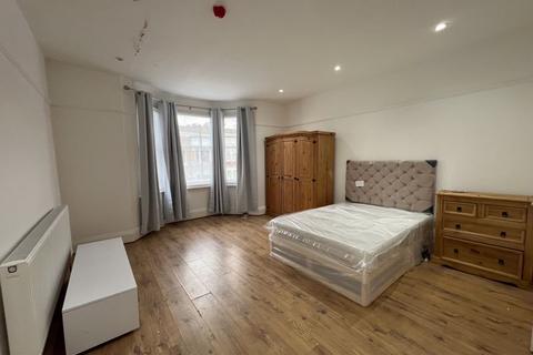5 bedroom house share to rent, Medora Road, Brixton, London