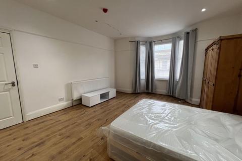 5 bedroom house share to rent, Medora Road, Brixton, London