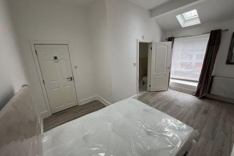 5 bedroom house share to rent, Medora Road, London