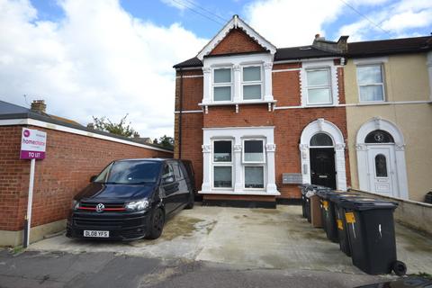 Studio to rent, Airthrie Road, Ilford