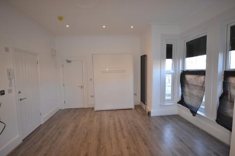 Studio to rent, Airthrie Road, Ilford