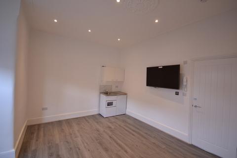 Studio to rent, Airthrie Road, Ilford