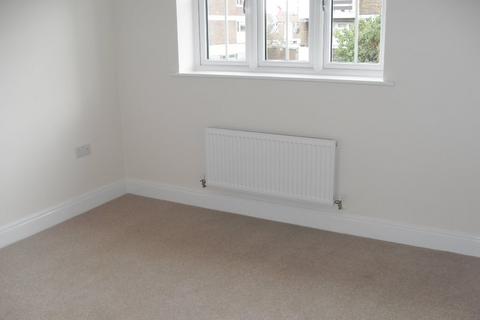2 bedroom flat to rent, Annett Close, Shepperton