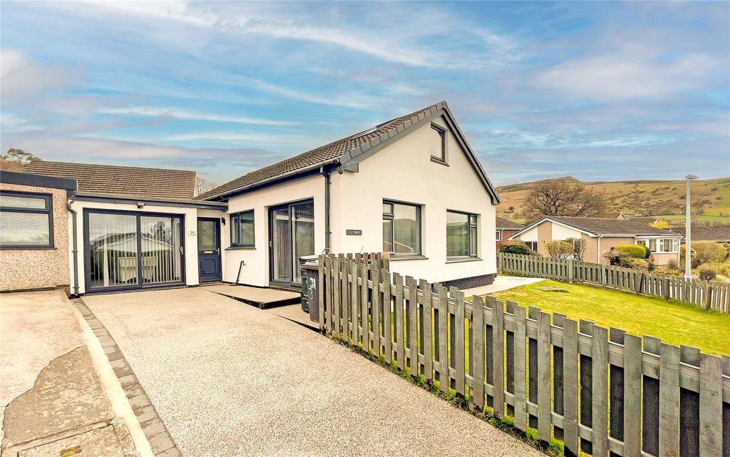 Gorwel, Llanfairfechan, Conwy, LL33 2 bed bungalow for sale £295,000