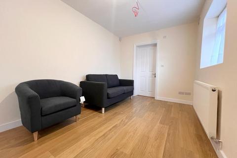 3 bedroom apartment to rent, London W5