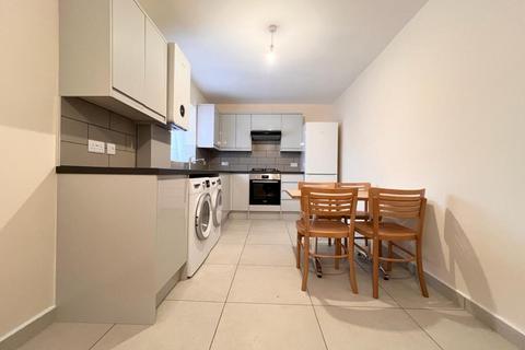 3 bedroom apartment to rent, London W5
