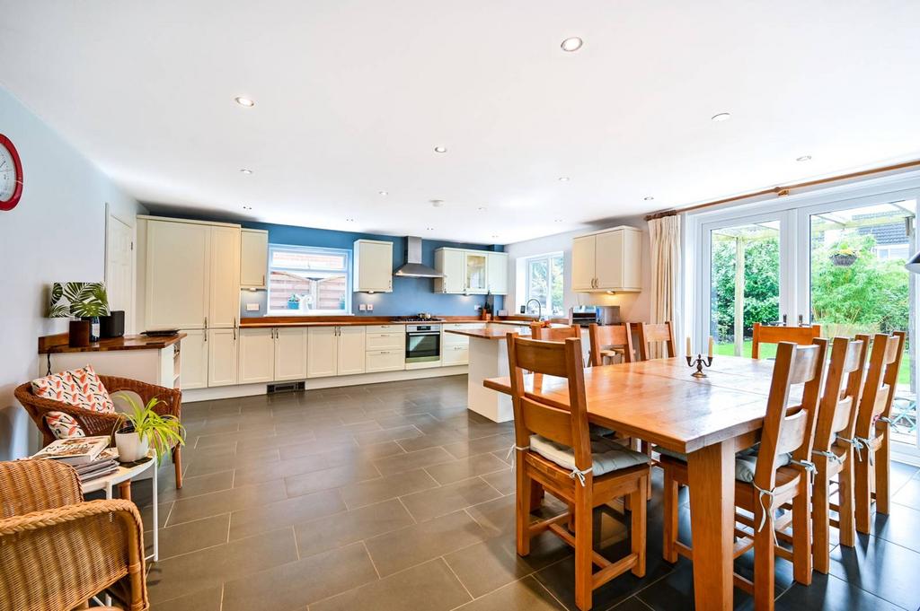 Thames Crescent, Maidenhead, SL6 5 bed detached house for sale £1,000,000