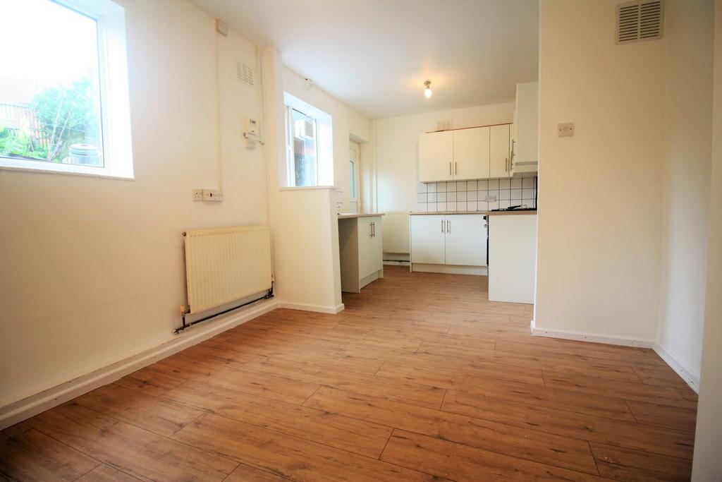Winchester Way, Bolton, BL2 3 bed semidetached house £850 pcm (£196 pw)