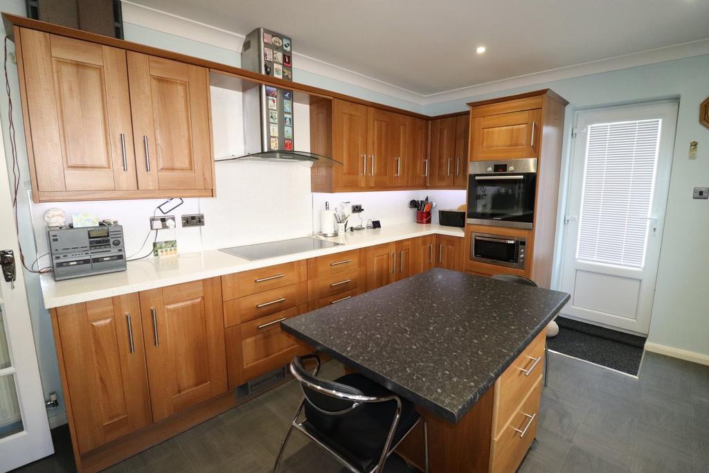 The Gorseway, BexhillonSea, TN39 2 bed detached bungalow for sale £