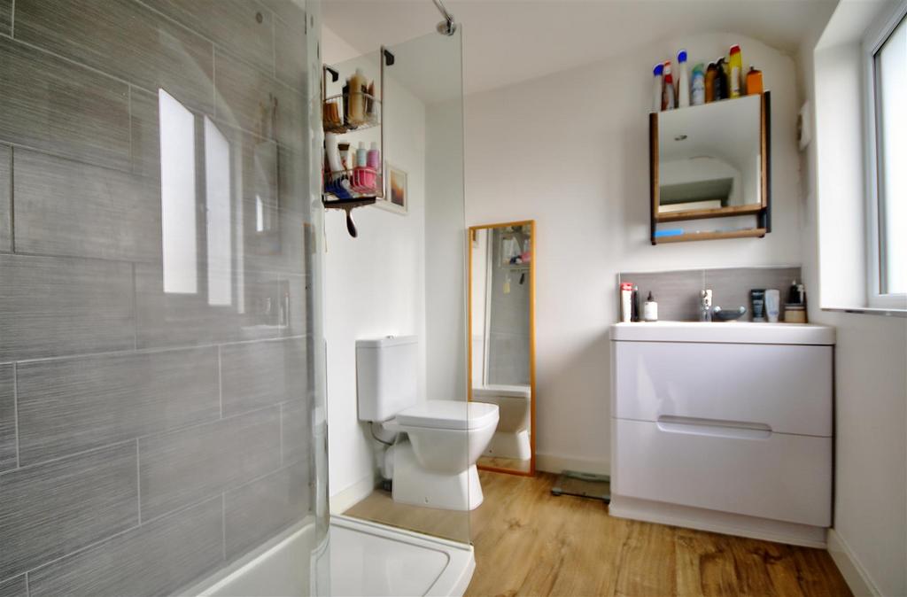 En Suite Shower Room: