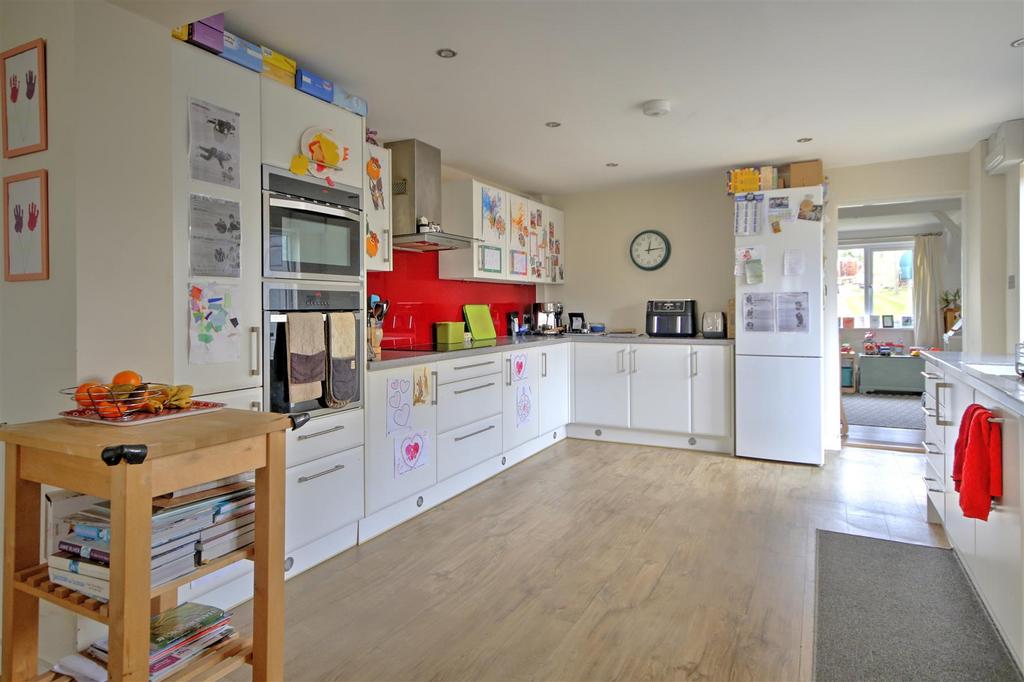 Kitchen 2.jpg