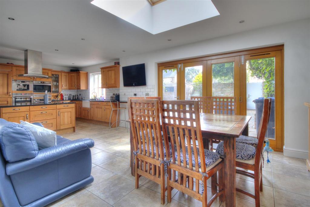 Kitchen/Breakfast Room: