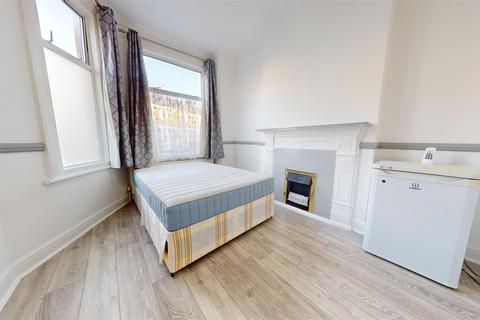 1 bedroom in a house share to rent, Sandringham Road, Willesden Green NW2