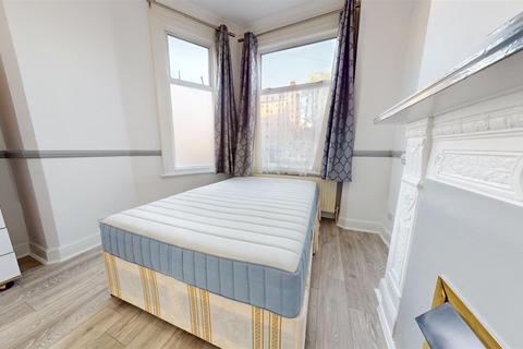 1 bedroom in a house share to rent, Sandringham Road, Willesden Green NW2
