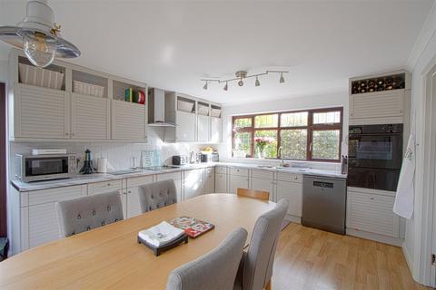 4 bedroom detached house for sale, Outwood Common Road, Billericay CM11