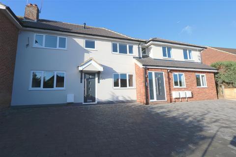 Flat 1, 8 Gatwick View, Billericay, CM12 9QU
