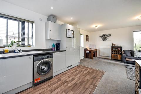 2 bedroom flat for sale, Wagtail house,, Bulfinch road, Picket Piece, Andover