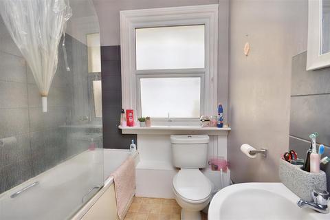 1 bedroom flat for sale, Upperton Gardens, Eastbourne