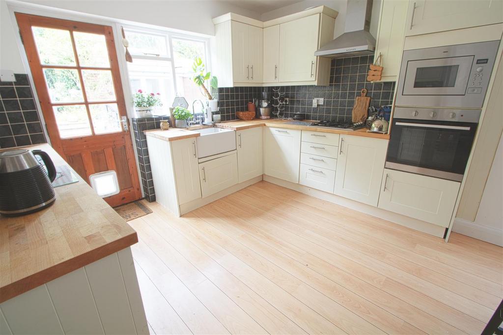 Kitchen2.jpg